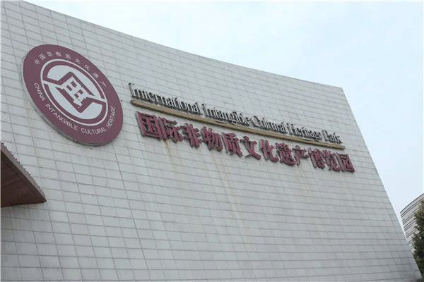 樓頂大型發(fā)光字制作安裝報價方案，可私咨詢哦